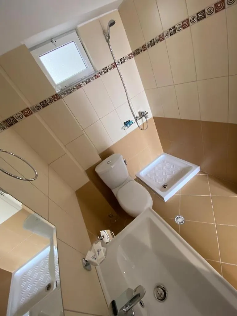 Saranda Rooms 3*, סרנדה
